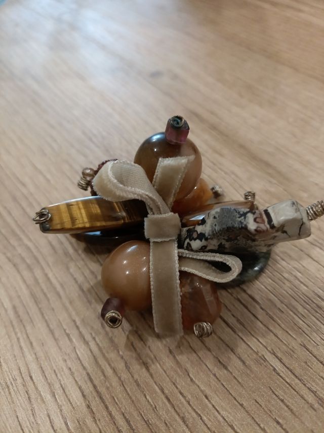 Broche de piedras naturales