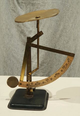 Antigua balanza para pesaje de cartas