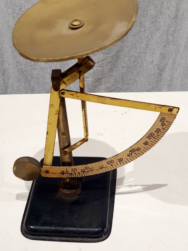 Antigua balanza para pesaje de cartas