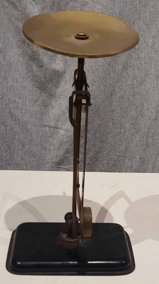 Antigua balanza para pesaje de cartas