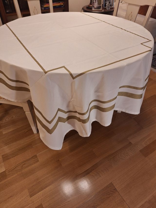Mantel blanco y dorado 2x1,6m