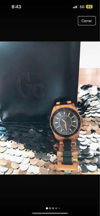 Reloj Guess dorado y negro