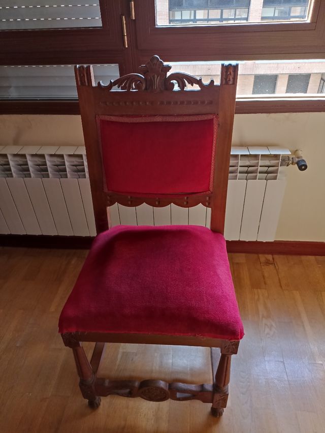 Silla antigua de madera y terciopelo