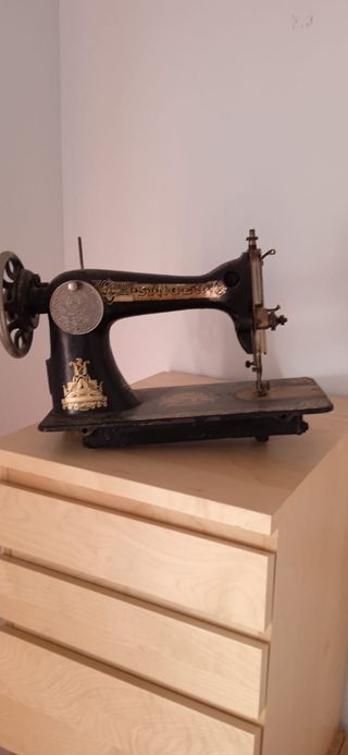Preciosa máquina de coser Singer antigua.