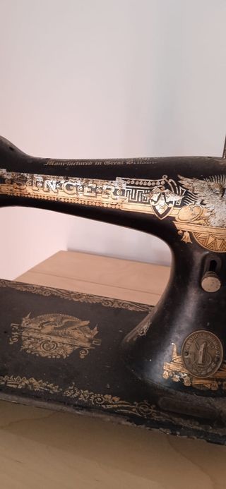 Preciosa máquina de coser Singer antigua.