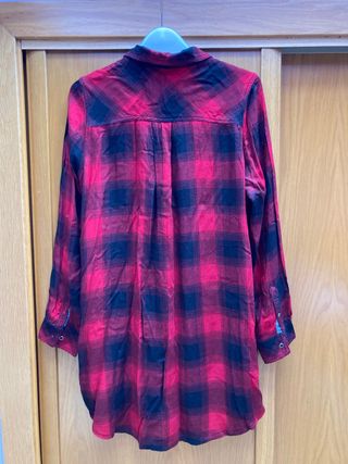 Vestido camisero niña. Perfil solidario