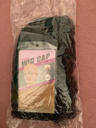 Peluca rizada de color marrón oscuro con flequillo