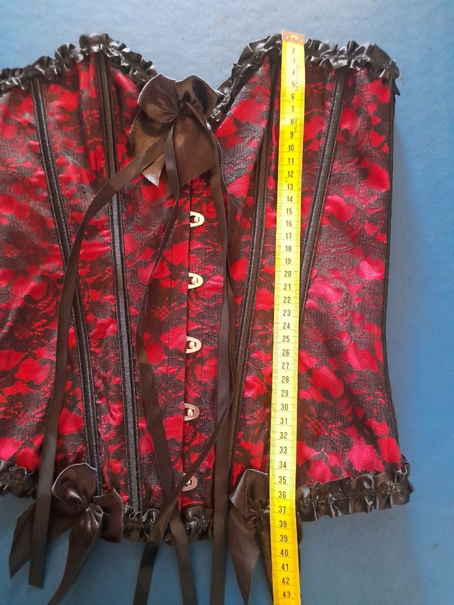 Corsetto rosso e nero