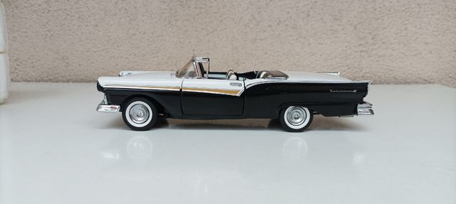 FRANKLIN MINT 1:24, 1957 Ford Fairlane 500