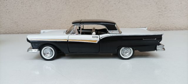 FRANKLIN MINT 1:24, 1957 Ford Fairlane 500