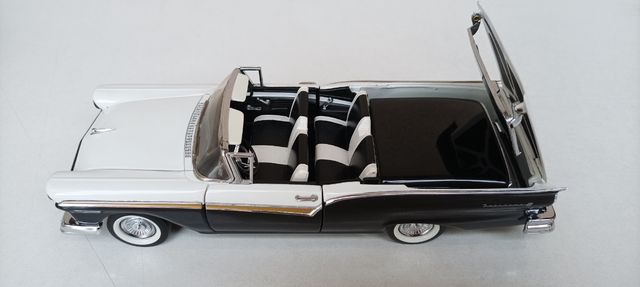 FRANKLIN MINT 1:24, 1957 Ford Fairlane 500