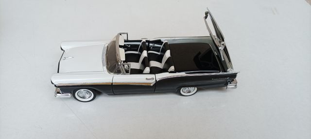 FRANKLIN MINT 1:24, 1957 Ford Fairlane 500
