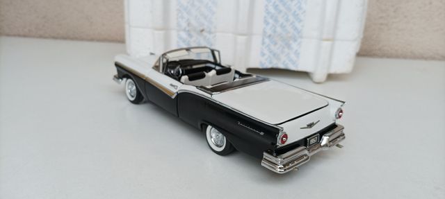 FRANKLIN MINT 1:24, 1957 Ford Fairlane 500