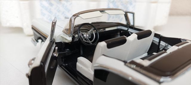 FRANKLIN MINT 1:24, 1957 Ford Fairlane 500