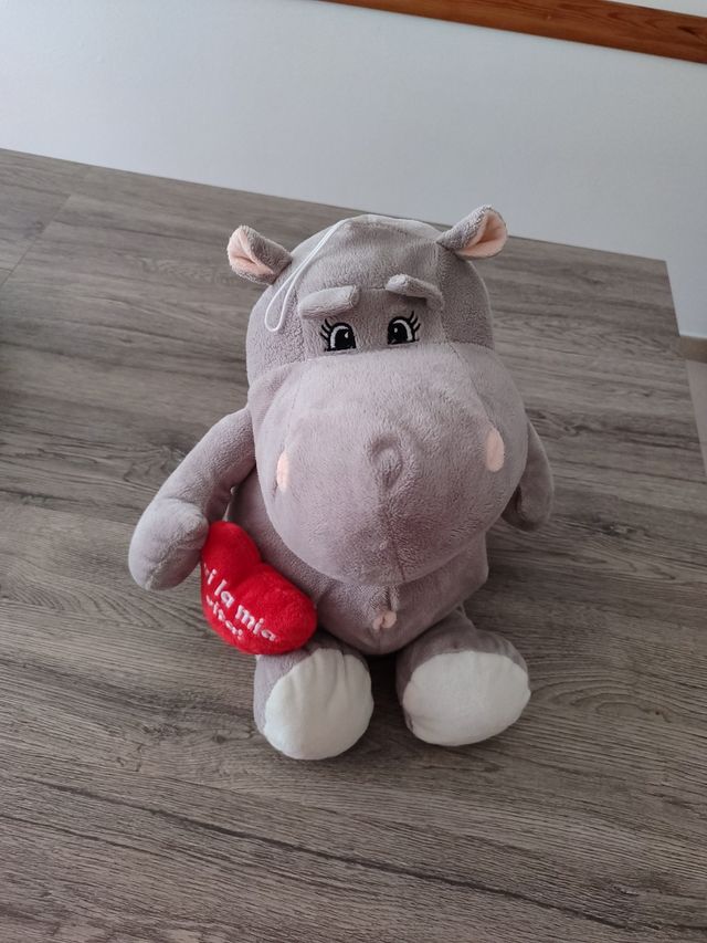 Peluche a forma di ippopotamo.