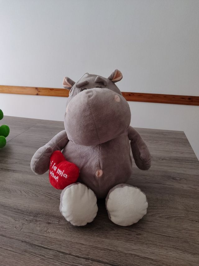 Peluche a forma di ippopotamo.