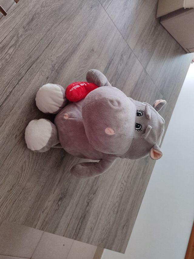 Peluche a forma di ippopotamo.