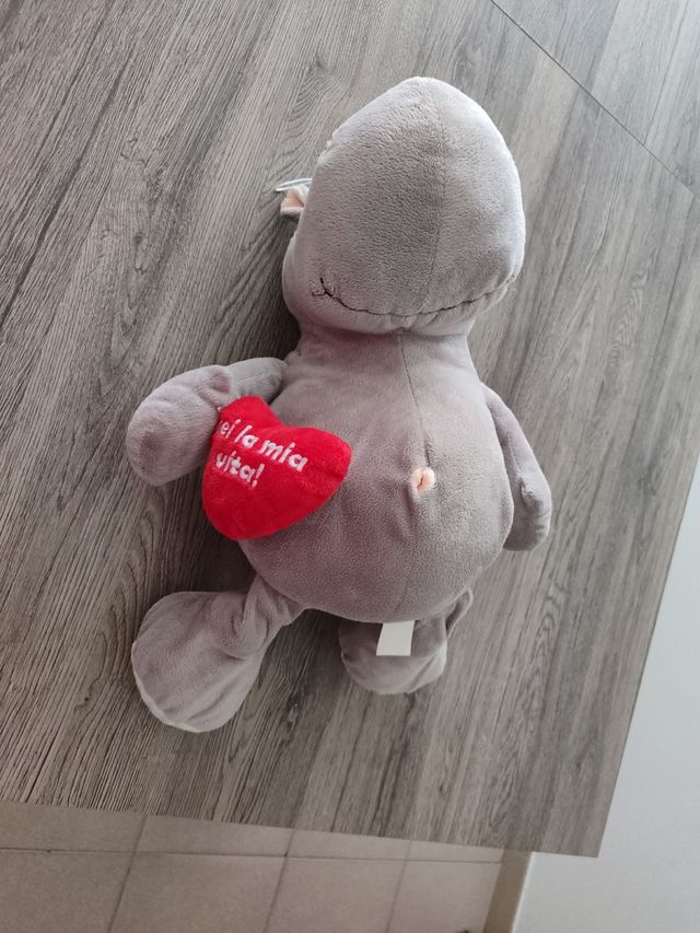 Peluche a forma di ippopotamo.