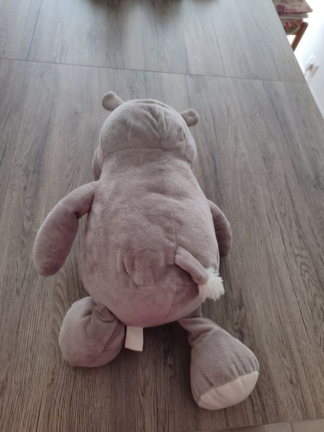 Peluche a forma di ippopotamo.