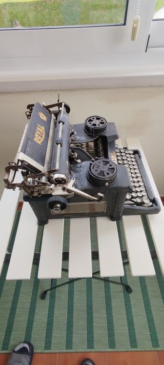 MAQUINA DE ESCRIBIR CLASICA ROYAL