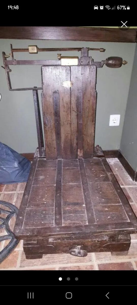 Báscula antigua de madera