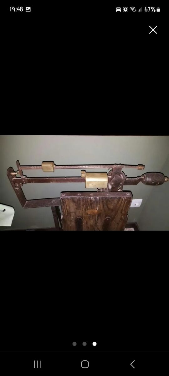 Báscula antigua de madera