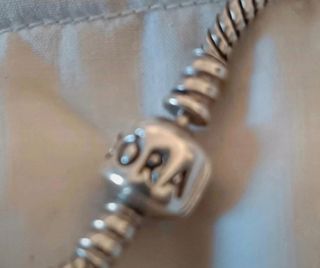 Pulsera original Pandora con dos charms 