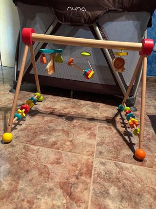 Cuna viaje Nuna Sena marrón + gimnasio madera bebe