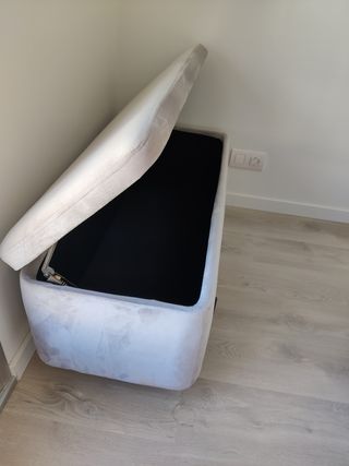 Banco baúl terciopelo gris claro