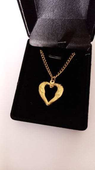 Colgante de corazón color dorado
