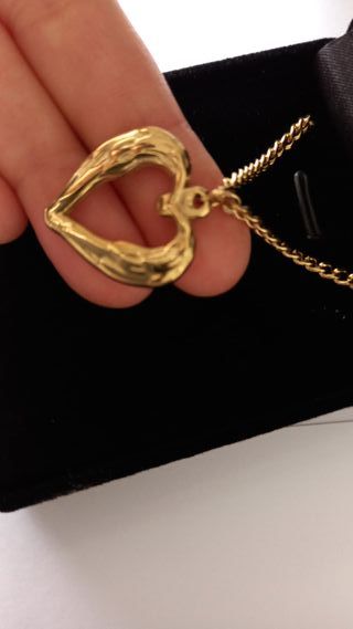 Colgante de corazón color dorado
