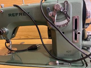 Maquina coser Refrey con mueble
