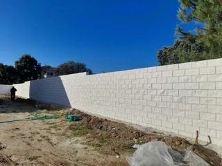Valla y muro de bloques.