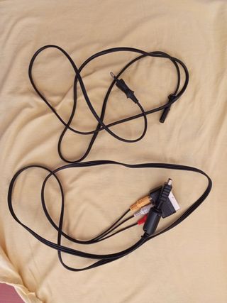 PlayStation 3 (PS3) negra y dos mandos