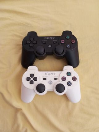 PlayStation 3 (PS3) negra y dos mandos