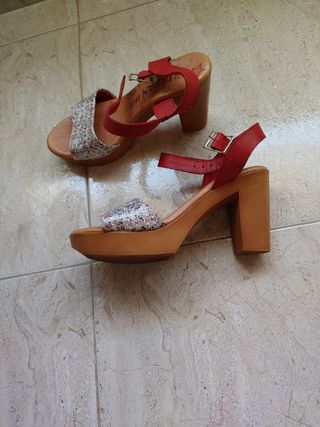 Sandalias tacón rojas y multicolor
