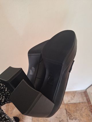 Mocassini neri tacco alto Sara López Vera pelle