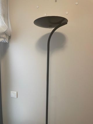 Lámpara de pie negra metalica