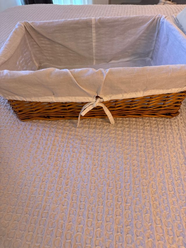 Cesta de mimbre con su funda