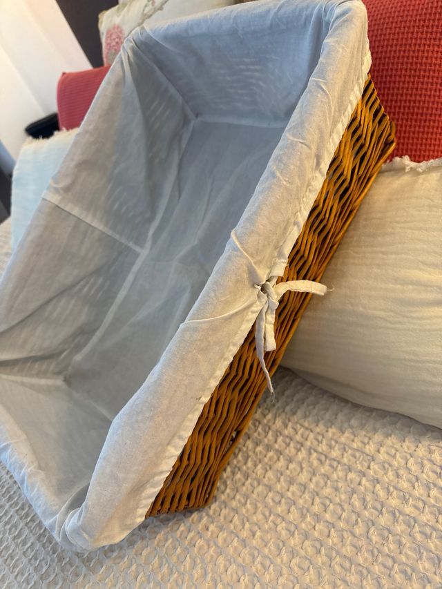 Cesta de mimbre con su funda