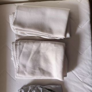 Cama infantil, colchón, sabanas y protectores.