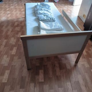 Cama infantil, colchón, sabanas y protectores.