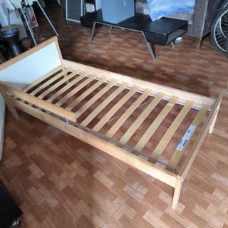 Cama infantil, colchón, sabanas y protectores.