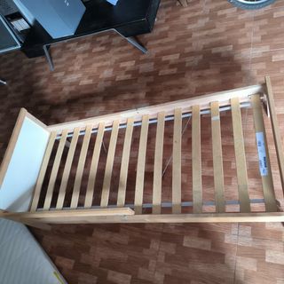 Cama infantil, colchón, sabanas y protectores.