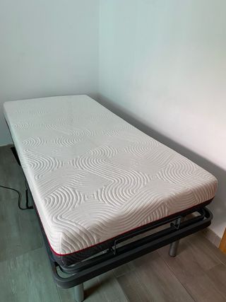 Cama articulada con colchón prácticamente nuevo.