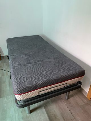 Cama articulada con colchón prácticamente nuevo.
