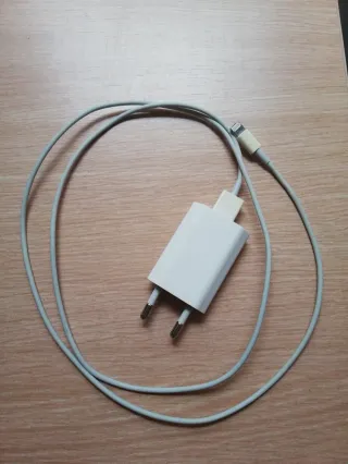 iPhone SE 2017 con cargador y cable originales