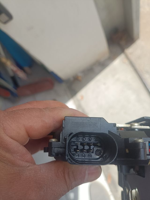 Serratura auto da revisionare.