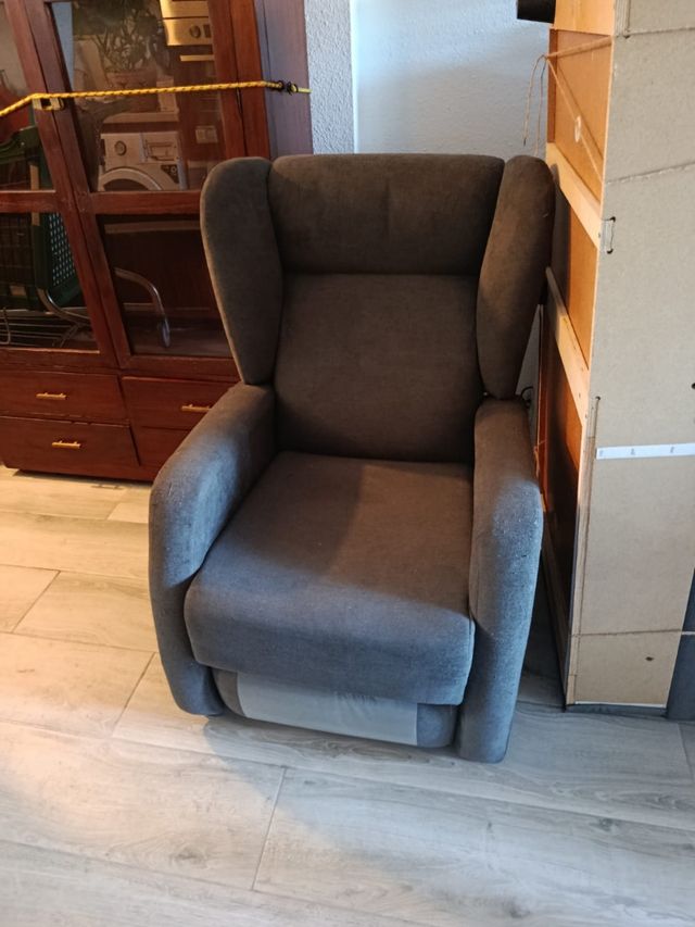 Sofá reclinable gris
