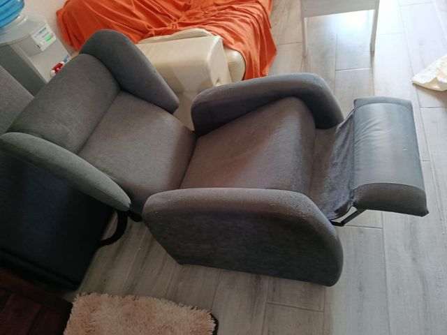 Sofá reclinable gris

